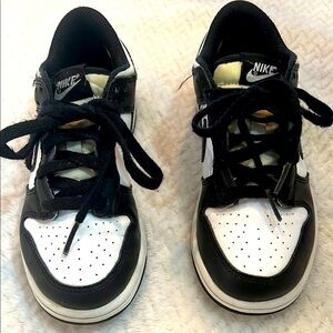 Kids Nike Panda Dunk Low Top Sneakers Black and White Size 2Y Athletic